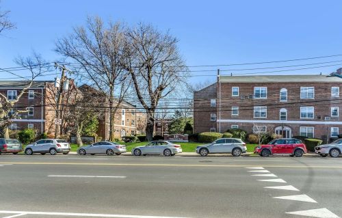 221 Middle Neck Rd, Great Neck NY  11021-1166 exterior