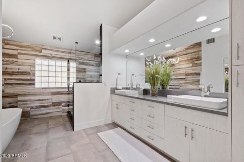 1439 Echo Ln, Phoenix AZ  85020-3831 exterior