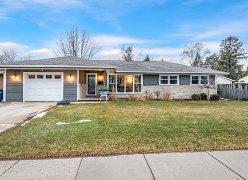 714 Green Tree Rd, West Bend, WI 53090-2444