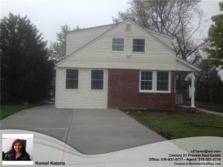 11 Seth Ln, Hicksville, NY 11801-6514