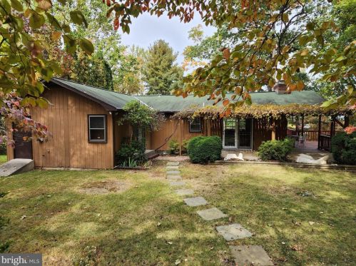 18 Pine Hill Trl, Charnita, PA 17320-8204