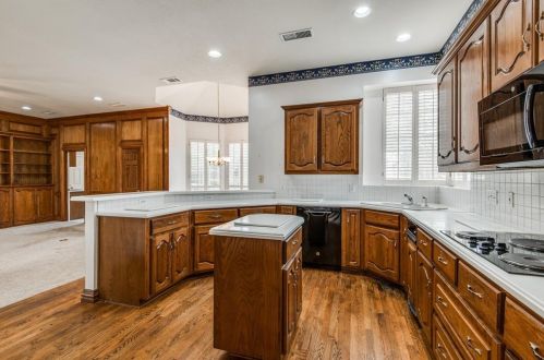 2401 Creekside Cir, Irving TX 75063-3355 exterior