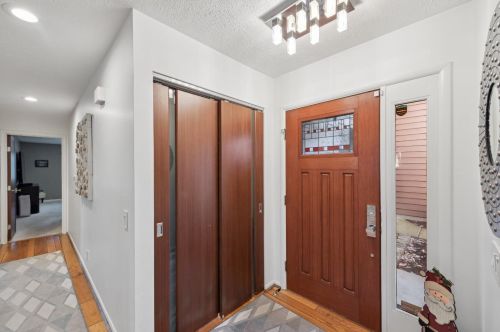 53 Evergreen Cir, Cincinnati, OH 45215-1374