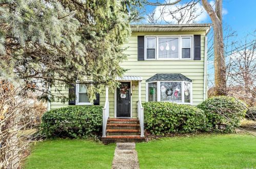 29 Dickinson Ave, Elwood, NY 11731-1132