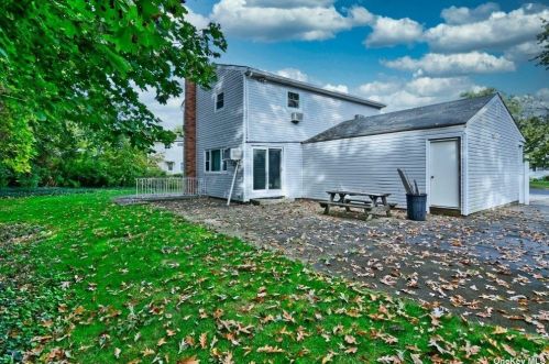 43 Julie Cres, Central Islip NY  11722-4907 exterior