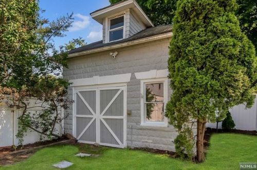 29 Niagara St, Dumont NJ  07628-3405 exterior