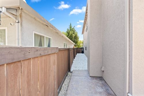 2321 Barn Swallow Ct, Elk Grove CA  95757-8140 exterior