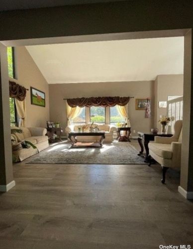 15 Ramblewood Rd, Shoreham NY  11786-2301 exterior