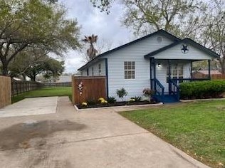 623 West St, Sealy, TX 77474-3205