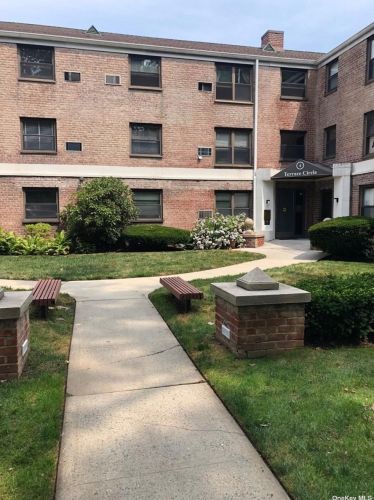 4 Terrace Cir, Great Neck, NY 11021-4162