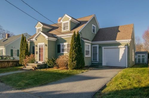 5 Aborn St, Middletown, RI 02840-2801