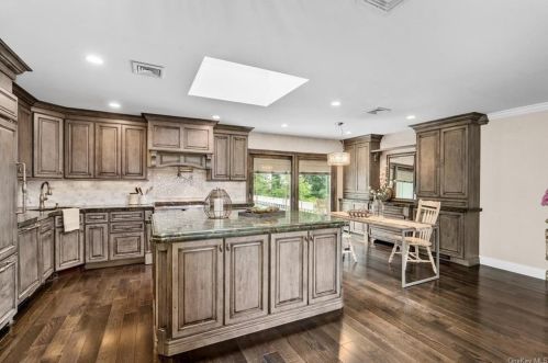 239 Davis Ave, White Plains NY  10605-3213 exterior