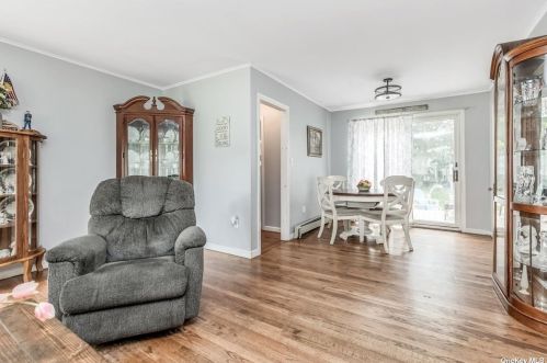 8 Carrington Dr, Elwood NY  11731-3005 exterior