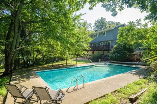 908 Ashland St, Valley Cottage, NY 10989-2613