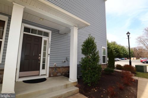 1607 Renate Dr, Woodbridge, VA 22192-2725