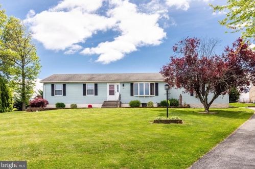 25 Windsor Ct, Littlestown, PA 17340-9201