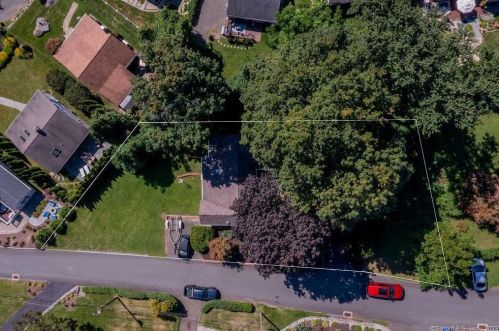 1 Bch Dr, Danbury CT  06812-3425 exterior