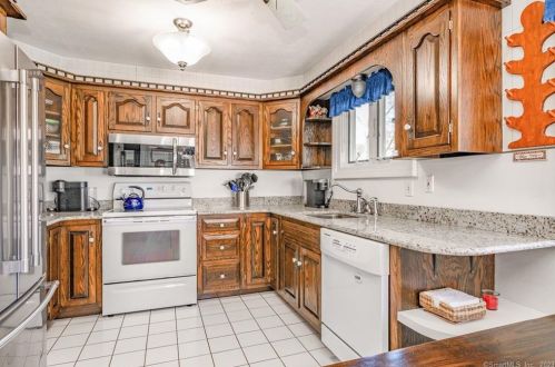 155 Greenbriar Rd, Meriden CT 06450-6810 exterior