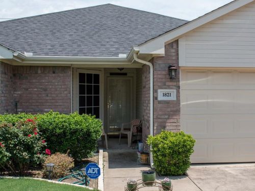 1821 Canterbury Cir, Fort Worth, TX 76112-4001