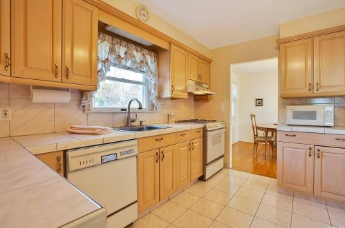 5 Enfield Ln, San Remo NY  11754-4028 exterior
