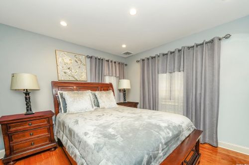 250 Bixley Heath, Lynbrook NY  11563-3138 exterior