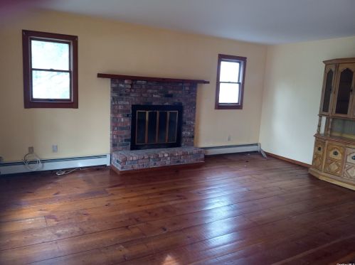 113 Old Neck Rd, Center Moriches, NY 11934-2813