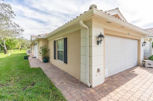 7565 Rozzini Ln, Naples, FL 34114-2674