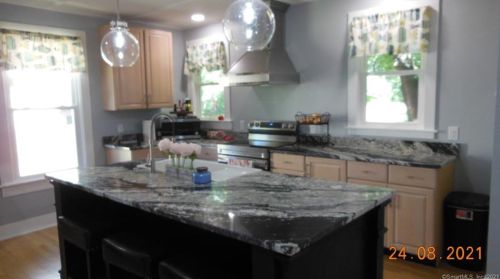 37 Town St, Norwich CT  06360-2323 exterior