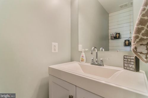 15935 Greymill Manor Dr, Haymarket VA  20169-4927 exterior