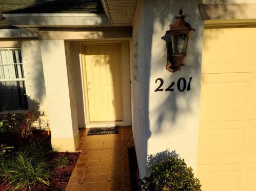 2201 Chestnut Ln, Fort Pierce, FL 34953-2075