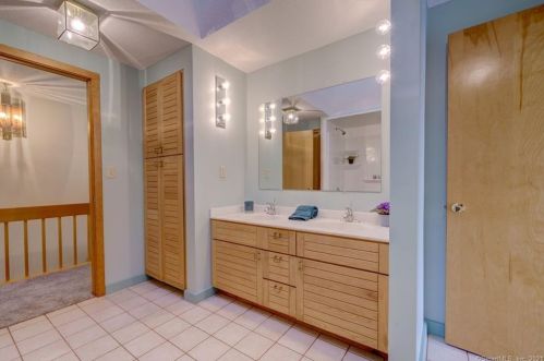 5 Bramble Bush Dr, Niantic CT  06357-1802 exterior