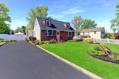 22 Dianne Ave, South Setauket, NY 11720-3635