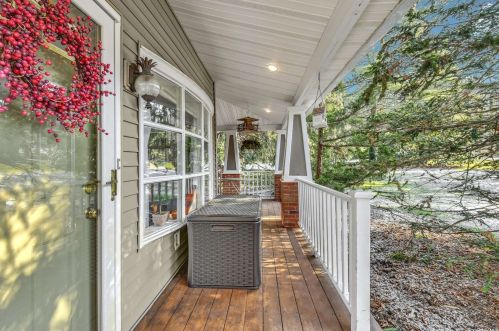 7 Sunken Meadow Rd, Northport NY  11768-2718 exterior