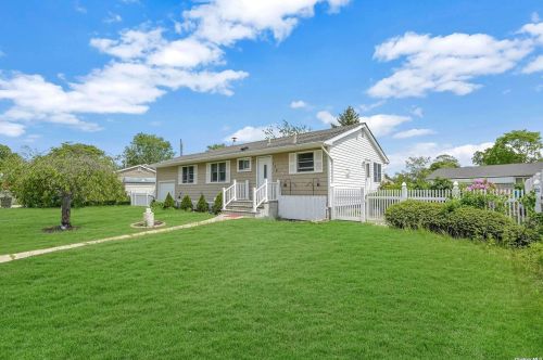 179 Skidmore Rd, Babylon, NY 11703-2704