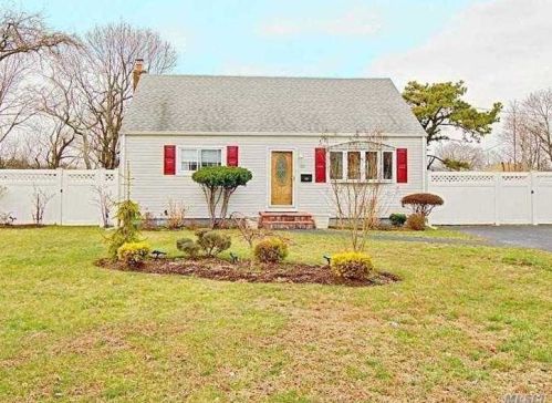 43 Somerset Rd, Amityville, NY 11701-2052
