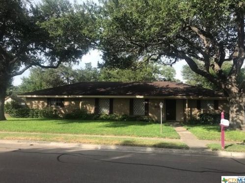 413 Yorkshire Ln, Victoria, TX 77904-2243