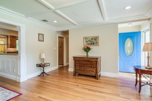 9 Doris Ct, Northport NY  11768-2000 exterior