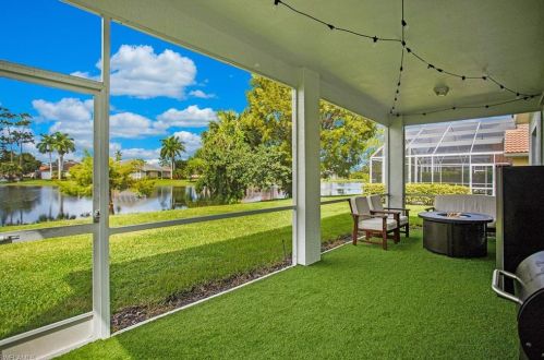 7579 Berkshire Pines Dr, Naples FL  34104-9445 exterior