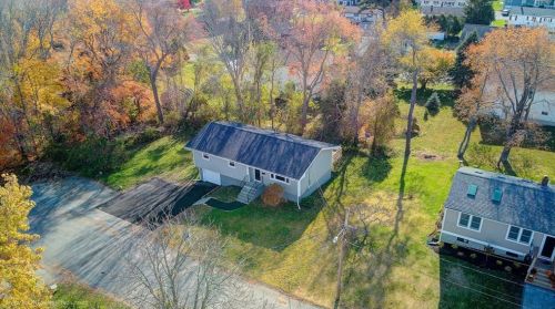 121 Fir Ave, Tiverton RI  02878-1640 exterior