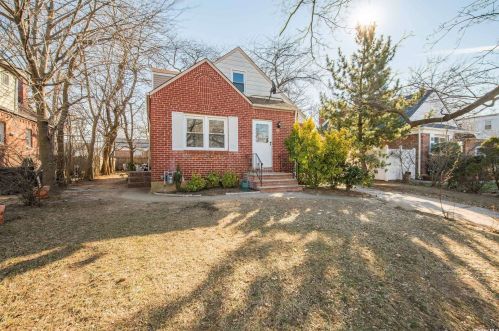 47 Kingston St, Floral Park, NY 11003-4911
