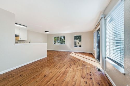 907 Kingwood St, Santa Rosa, CA 95401-6509