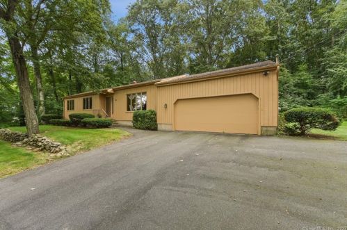111 Glenmeadow Dr, Northford, CT 06472-1624
