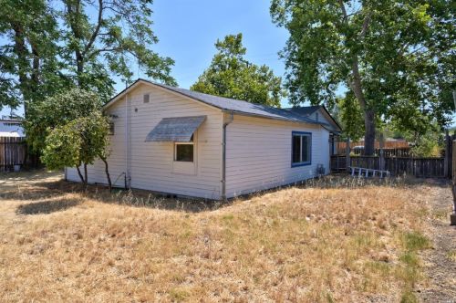 160 Thomas St, Ukiah CA  95482-5822 exterior