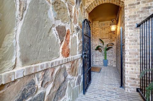 921 Brook Forest Ln, Euless, TX 76039-5265