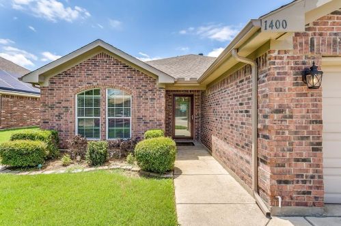 1400 Sierra Blanca Dr, Burleson TX  76028-6849 exterior