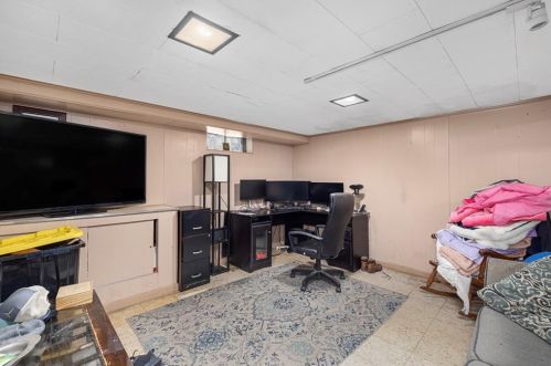 32 Rolling Acres Dr, Cumberland RI  02864-2614 exterior