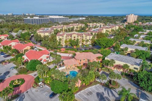 8 Uno Lago Dr, West Palm Beach, FL 33408-2661