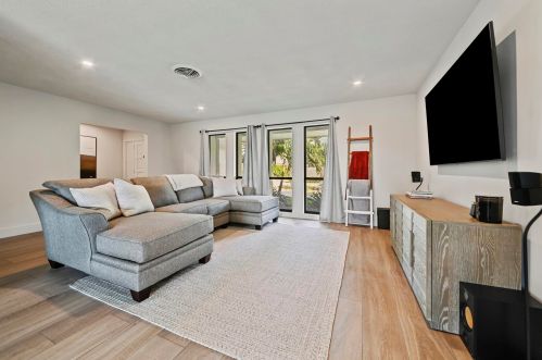 8301 Pine Tree Ln, West Palm Beach, FL 33406-7847