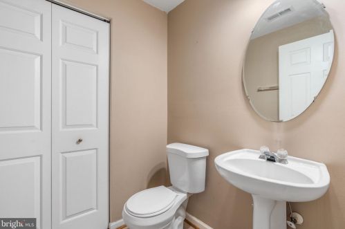 1260 Corbett Pl, Woodbridge VA  22191-1045 exterior