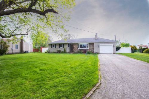 272 Baylawn Ave, Copiague, NY 11726-5006